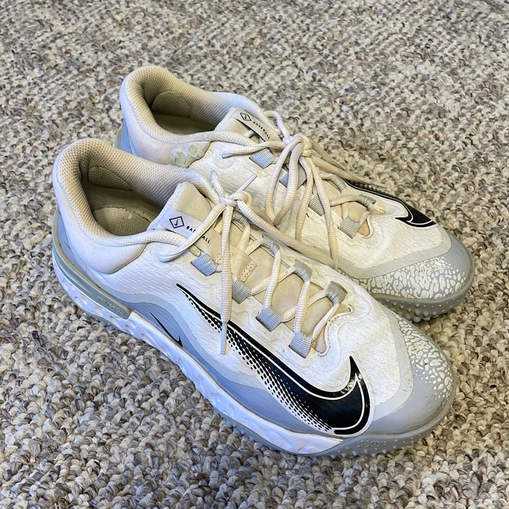 Nike Alpha Huarache Elite Men’s turfs size 9.  Great condition used condition.